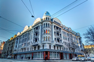 Stūra māja
